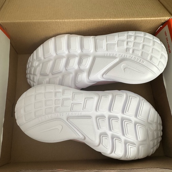 Brand New* NIKE Flex Runner 2 - Picture 4 of 5